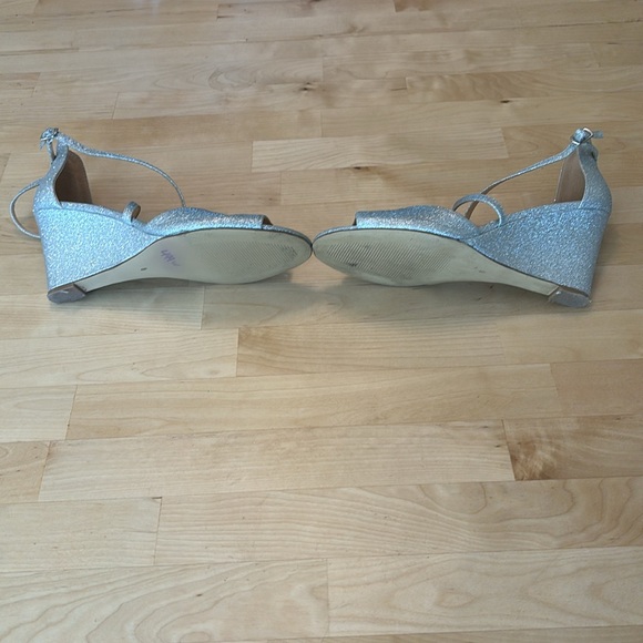 Badgley Mischka Wedge Sandal/Heel size 8 silver - Picture 5 of 5